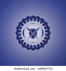 espadas cruzadas con icono de escudo dentro de la placa con fondo de denim