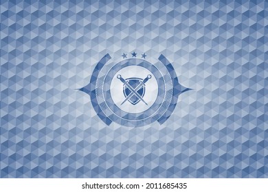 espadas cruzadas con icono de escudo dentro de la placa azul con fondo de patrón geométrico. 