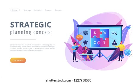 Equipo de análisis SWOT trabajando en la lista de sus oportunidades, la estrategia y el monitoreo. Análisis y matriz SWOT, concepto de planificación estratégica. Plantilla de página web de aterrizaje violeta vibrante del sitio web.