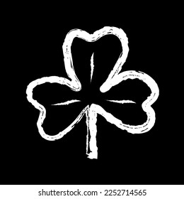 Symbol des Glücks, ein Kleeblatt mit drei Blättern. St. Patrick's Day. Ein pflanzliches Element im Doodle-Stil. Zeichnen mit Kreide auf eine Tafel. Vektorgrafik auf Weiß auf Schwarz