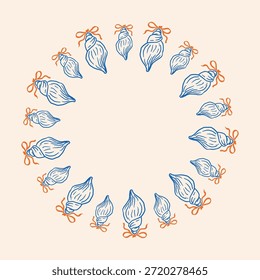 Symmetrischer Rundrahmen aus spiralförmigen Muscheln mit orangefarbenen Bögen, in Gradientengröße von klein bis groß angeordnet. Nautischer Rahmen auf weichbeigem Hintergrund. Für Einladungen und Sommerkarten.