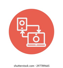 Smartphone de sincronización con icono de línea delgada para portátil y diseño plano minimalista para web y móvil. Icono blanco vector dentro del círculo rojo.