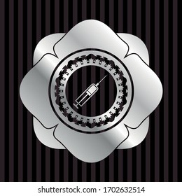 icono de la jeringa dentro del emblema de plata o placa. 