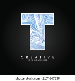 T Letra sobre textura de mármol inicial. Plantilla de diseño de emblema monocromático creativo. Símbolo gráfico de alfabeto para identidad empresarial de moda de lujo. Elemento Vector elegante
