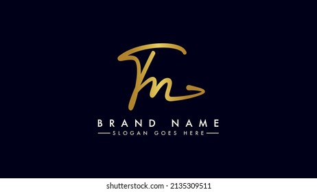 Logo de monograma TN.Icono tipográfico de estilo firma dorada con letra t de guión y letra n.Signo de letra aislado en fondo oscuro.Iniciales alfabéticas dibujadas a mano caligráficas.Estilo moderno y elegante
