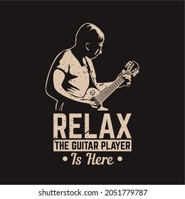 diseño de camisetas relajar el guitarrista está aquí con hombre tocando guitarra y fondo negro vintage ilustración