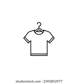Camiseta en un icono lineal del vector del perchero.