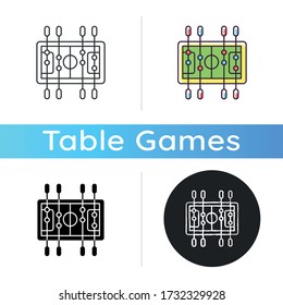 Icono de fútbol de mesa. Actividades recreativas tradicionales y amistosas. Estilos de color negras y RGB lineales. Bar competitivo, juego de pub. Ilustraciones vectoriales aisladas de la mesa de fútbol en miniatura