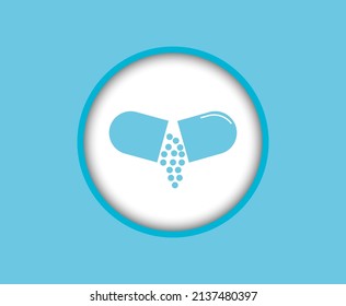 Comprimido, cápsula de color azul abierta sobre un fondo blanco