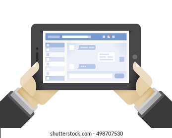 Tablet PC con página de chat de redes sociales en manos de empresarios. Idea - Redes sociales en conversaciones de negocios modernas.