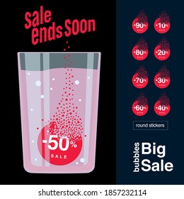 La tablette avec les informations sur la remise se dissout dans un verre de liquide. Vente. Des autocollants ou des étiquettes. Dispersion.