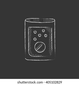 Comprimido en un vaso de agua. Dibujado en un icono de tiza.