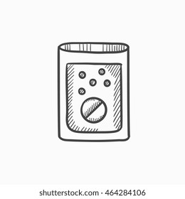 Comprimido en vidrio del icono de dibujo vectorial de agua aislado en el fondo. Tableta dibujada a mano en el ícono de vaso de agua. Tableta en vidrio de icono de boceto de agua para infografía, sitio web o aplicación.