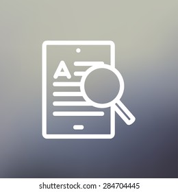 Tableta y lupa de búsqueda de vidrio icono de red línea delgada para web y móvil, moderno diseño minimalista plano. Icono blanco vectorial en el fondo de malla gradiente.