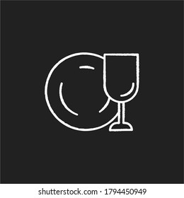 Icono de tiza blanca de la vajilla sobre fondo negro. Plato limpio y vidrio. Cajero de cocina. taza vacía. Vidrio transparente del lavavajillas. Vajilla doméstica. Ilustración de pizarra vectorial aislada