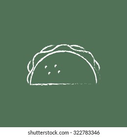 Taco dibujado a mano en tiza sobre un icono blanco vectorial de pizarra aislado en un fondo verde.