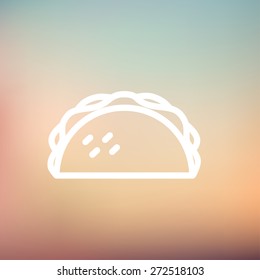 Taco Icon dünne Linie für Web und mobile, moderne minimalistische flache Design. Vektorweißes Symbol auf Farbverlauf-Mesh-Hintergrund.