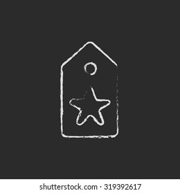 Etiqueta con la mano estrella dibujada en tiza sobre un icono blanco vectorial de pizarra aislado en un fondo negro.