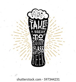 ¡Tómate un descanso para beber un vaso de cerveza! - cita con letras dentro del vidrio. sabiduría temática de la cerveza. Diseño de tipografía temática Lager.