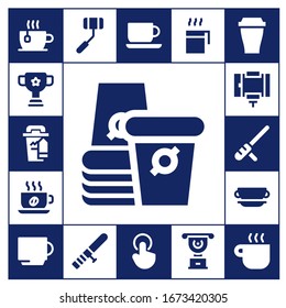 conjunto de iconos de toma. 17 iconos de toma rellenos.  Iconos modernos sencillos, como: Taza, taza de café, taza de papel, palo selfie, batón, tapón