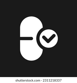 Tome medicación modo oscuro glifo ui icono. Tratamiento correcto. Diseño de interfaz de usuario. Símbolo de silueta blanca en el espacio negro. Pictograma sólido para web, móvil. Ilustración aislada del vector