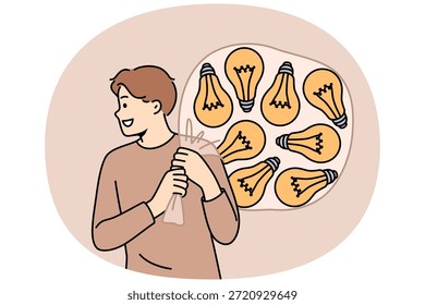 Hombre talentoso con muchas ideas en bolsa imaginaria va a los inversores para la inversión para la puesta en marcha. Las bombillas detrás de un chico feliz simbolizan ideas e innovaciones que esperan ser probadas y lanzadas.