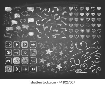 Conjunto de bolhas falantes e coleção de estrelas, flechas, corações no quadro-negro. Conjunto de símbolos desenhados à mão. Ilustração vetorial.