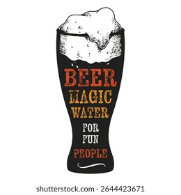 Um copo alto cheio de cerveja espumosa humoristicamente rotulada como água mágica para pessoas divertidas. O cenário sugere uma reunião de coração leve perfeita para socializar e relaxar.
