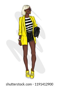 Una chica delgada con pantalones cortos, una chaqueta y zapatos altos. Hermosa modelo con ropa elegante. Ilustración vectorial para una postal o un afiche, impreso para ropa.
