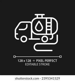 Icono lineal blanco del camión del tanque para el tema oscuro. Transporte de combustible. Vehículo de motor. Industria petrolera. Camión de gas. Líquido en masa. Ilustración de línea delgada. Símbolo aislado para el modo nocturno. Trazo editable