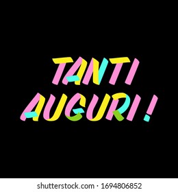 Tanti Auguri pincel pintado con letras en fondo negro. Felicitaciones en italiano, plantillas de diseño para tarjetas de felicitación, overlays, carteles