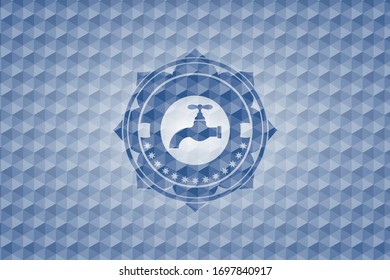 pulse el icono dentro del emblema azul o la placa con fondo de patrón geométrico abstracto.