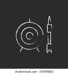 Placa de destino y mano de flecha dibujada en tiza sobre un icono blanco vectorial de pizarra aislado en un fondo negro.