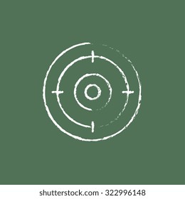 Mano del tablero objetivo dibujada con tiza sobre un icono blanco vectorial de pizarra aislado en un fondo verde.