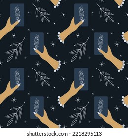 Tarot-Musterkarte Hand von weiblichen Wahrsager, Tränke Kristalle magische Flasche Hexerei. Vektorgrafik