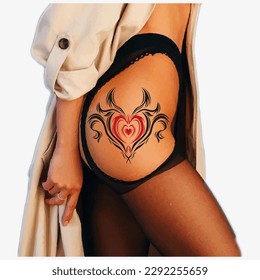 Tatuaje Diseñar Vector Cardíaco Rojo Y Negro De Mano Sobre La Pierna Del Ornamento Corporal De La Niña