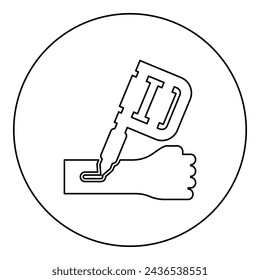 Tattoo Maschine Tinte auf Arm Hand Gerät Pistole Haut mit Tinte Handheld elektromagnetische Spule Ikone in Kreis rund schwarz Farbe Vektor-Illustration Bild Umriss Kontur Linie dünner Stil