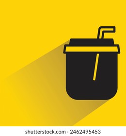 Teetassen-Symbol mit Schatten auf gelbem Hintergrund