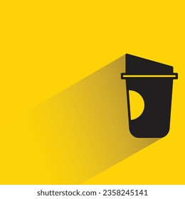taza de té con sombra sobre fondo amarillo