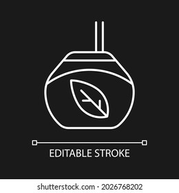 Tea Gourd-Tasse weißen linearen Symbol für dunkles Thema. Lateinisches Getränk. Warmes Getränk reich an Koffein. Dünne, anpassbare Illustration. Einziges Vektorkontursymbol für den Nachtmodus. Bearbeitbarer Hub