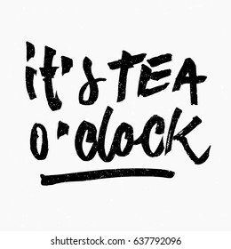 Es ist Tee-Uhr-Zitat. Tinte handschriftlich. Moderne Pinselkalligraphie. Handgeschriebener Satz. Typografisches Gestaltungselement der Inspiration. Kleines, einfaches Vektorzeichen.