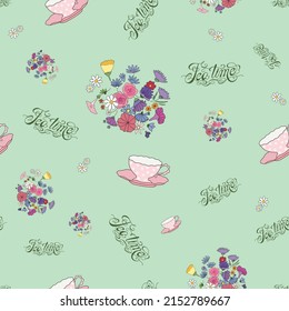 Teezeit handgezeichnet nahtloses Muster mit Schriftzeichen, Blumen, Teetassen auf grünem Hintergrund. Vektorgrafik für Gewebe, Umhüllungspapier, Verpackung.