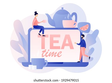 Tea time - Text auf Laptop-Bildschirm. Online Hot Drink Party. Kleine Leute trinken Tee. Wasserkocher mit Tasse, Zitronenscheibe und Zuckerwürfeln. Moderner, flacher Cartoon-Stil. Vektorgrafik auf weißem Hintergrund