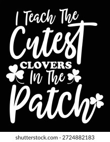 Enseño a los tréboles más lindos en el parche "Bebé" diseño de la camiseta del día de San Patricio con tipografía linda del trébol y tema irlandés juguetón. Perfecto para maestros, preescolar, ropa de jardín de infantes, celebraciones del Día de San Patricio, ropa de aula, regalos y ropa festiva. Diseño divertido, alegre y familiar adecuado para uso impreso y digital.