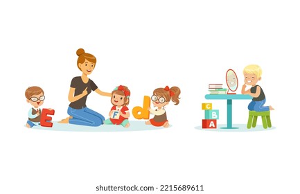 Profesora haciendo ejercicios de articulación logopeda y explicando alfabeto a niños pequeños en ilustración vectorial de caricatura infantil