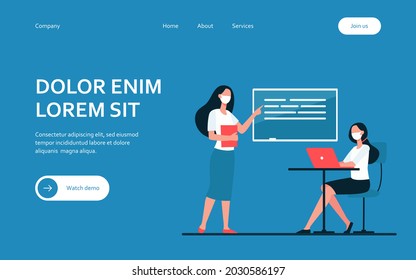 Maestra con máscara explicando la lección al estudiante. Portátil, distancia, lectora ilustración vectorial plana. Pandemia y concepto de educación para banner, diseño de sitios web o página web de aterrizaje