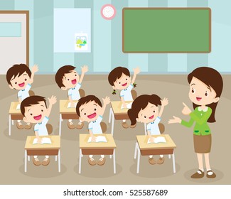 profesora de pie enseñando delante de los niños levantando las manos sentados en el salón de clases ilustración vectorial plana. Un lindo alumno está aprendiendo.