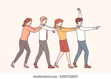 Team building para personas de negocios que bailan juntas sosteniendo los hombros y fingiendo ser entrenados. La formación de equipos fortalece la amistad entre los empleados de oficina y aumenta la confianza