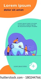 Equipo de dentistas cuidando los dientes. Pequeños médicos examinando, tratando, limpiando, cepillando dientes grandes. Ilustración vectorial para cavidad, caries, cuidado dental, concepto estomatológico