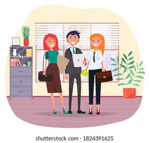 Equipo de oficinistas, sonrientes y exitosos hombres de negocios, hombre con tableta digital, mujer con maleta, portafolio, empresaria elegante, interior de oficina, ventana con visión urbana, plantas de casa